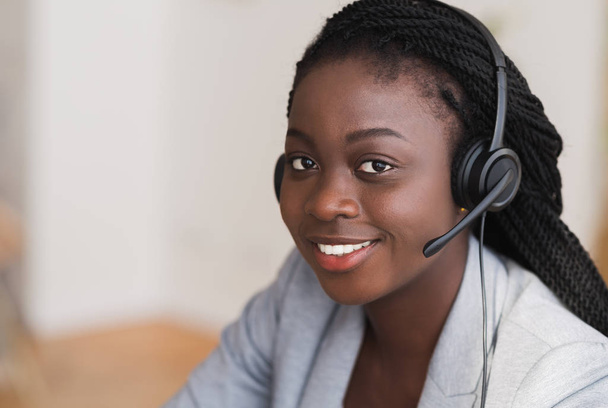 Портрет красивой черной женщины-менеджера по обслуживанию клиентов в наушниках
 - Фото, изображение