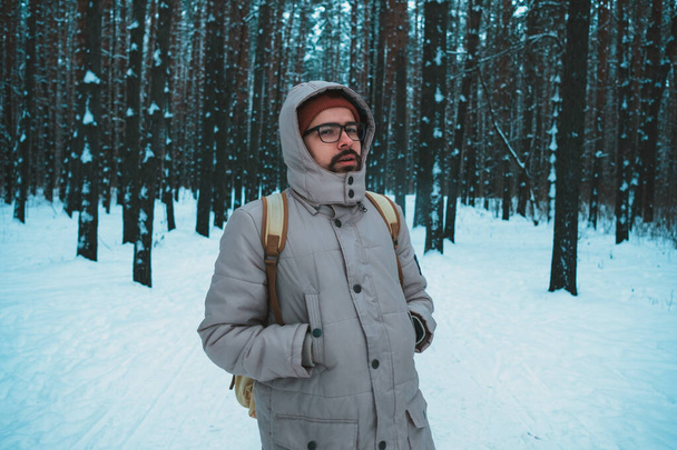 joven de pie en el bosque nevado de invierno
 - Foto, Imagen