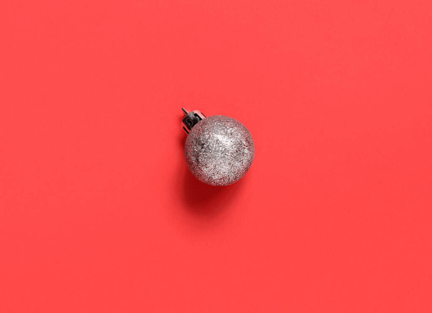 Silver Christmas bauble on a red background - Fotoğraf, Görsel