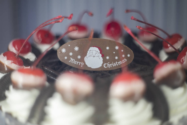 Шоколадний фонтан з веселими фруктами в різдвяній темі топінг o
 - Фото, зображення