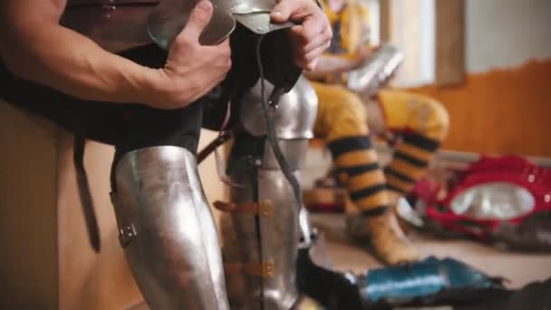 騎士の戦いのために膝に鎧を着た男 - 映像、動画