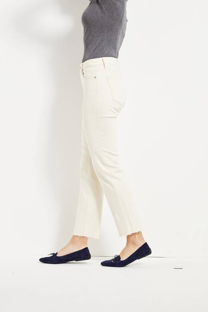 Pantalon droit de couleur formelle pour femme couplé avec chemise blanche et talons noirs avec fond blanc
 - Photo, image