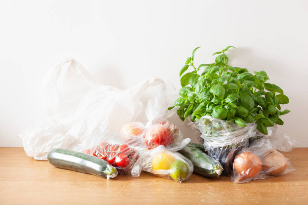 emissione di rifiuti di plastica monouso. frutta e verdura in plastica
 - Foto, immagini