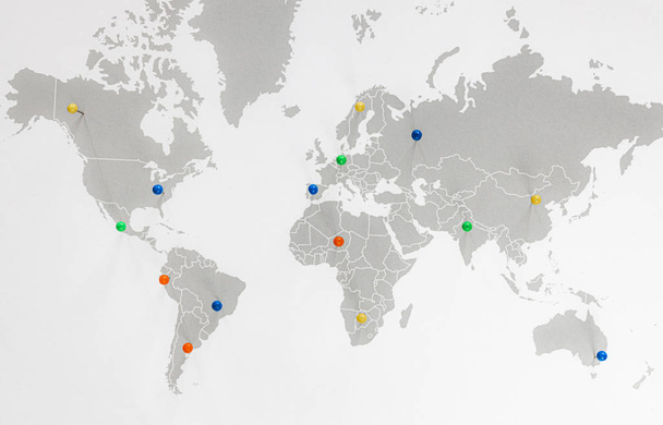 Mapa del mundo con alfileres de colores. Concepto de viaje
 - Foto, Imagen