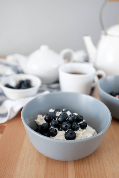 Healthy breakfast with cottage cheese and blueberries - Φωτογραφία, εικόνα