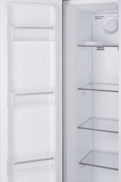 白い背景に隔離された冷蔵庫。モダンキッチンとド - 写真・画像