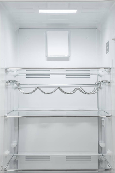 白い背景に隔離された冷蔵庫。モダンキッチンとド - 写真・画像