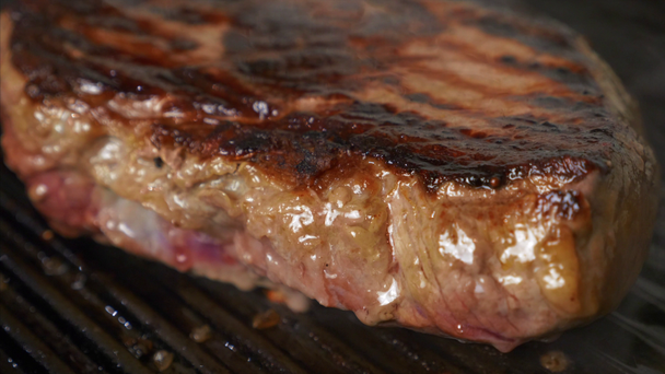 Close Up of Beef Steak grelhando na grade, carne suculenta Steak Cooking no Grill - Filmagem, Vídeo
