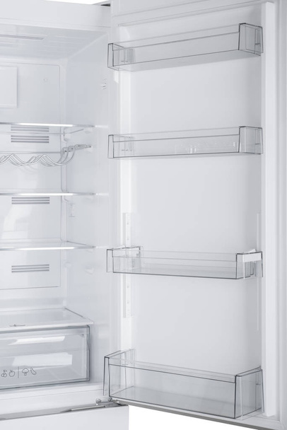 Refrigerador aislado sobre fondo blanco. Cocina moderna y hacer
 - Foto, imagen