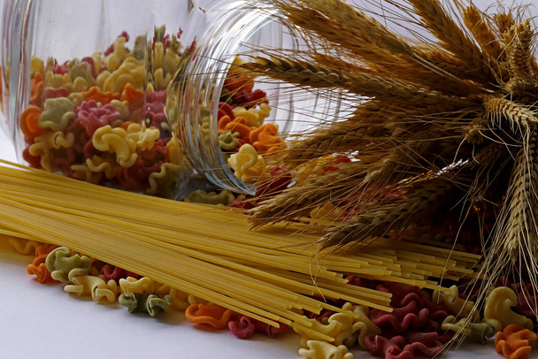 Барвисті пасти і вуха пшениці
 - Фото, зображення