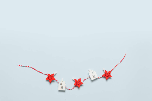 Minimum Mutlu Noeller ve mavi arka planda dekor olan Mutlu Noeller kartı. Yeni yıl. Düz yatıyordu yaratıcı fikir tasarımı - Fotoğraf, Görsel