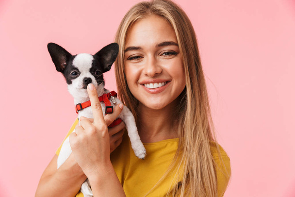 Cute lovely girl playing with her pet chihuahua - Foto, Bild