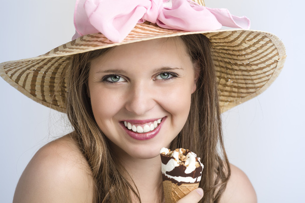 Дуже гарний підліток посміхається і насолоджується морозивом
 - Фото, зображення