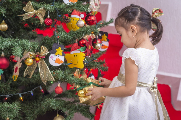 Noel ağacı olan 3 yaşındaki Meksikalı kız. - Fotoğraf, Görsel