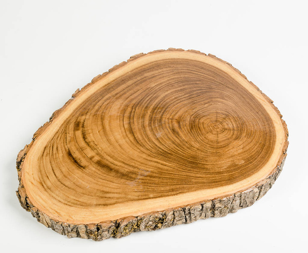 Круглая деревянная плита с корой
 - Фото, изображение