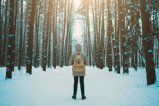 jeune homme dans une forêt enneigée d'hiver
 - Photo, image