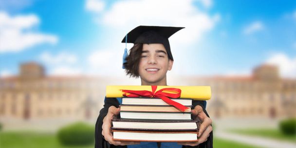 αποφοίτηση στην πανεπιστημιούπολη, νεαρός φοιτητής με το πτυχίο - Φωτογραφία, εικόνα