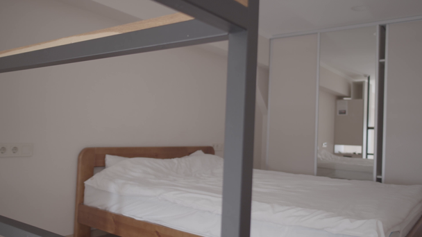 Μοντέρνο μινιμαλιστικό υπνοδωμάτιο στο δεύτερο όροφο του επίπεδου, οριζόντια επένδυση - Πλάνα, βίντεο