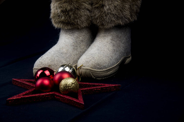 сапоги Санта-Клауса и рождественские украшения
 - Фото, изображение