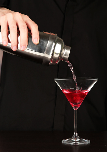 Bartender making cocktail on close-up - Valokuva, kuva