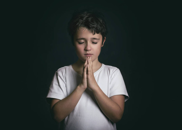 дитина з руками, затиснуті разом, молиться
 - Фото, зображення