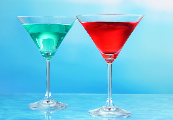 Cocktails on bright background - Foto, afbeelding