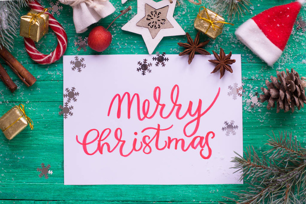 Sfondo natalizio, decorazioni su scrivania in legno smeraldo, stile flat lay
 - Foto, immagini
