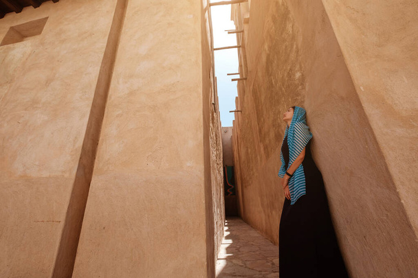 Женщина, гуляющая по старому городу Дубай, ОАЭ
. - Фото, изображение