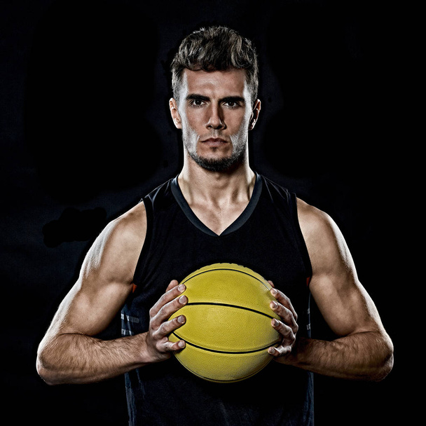 caucasian young basketball player manisolated black background - Foto, Imagem