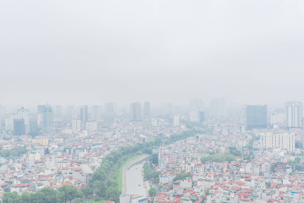 Top view obudowa wysokiej gęstości wzdłuż rzeki Licz w Hanoi, Wietnam mglisty dzień - Zdjęcie, obraz