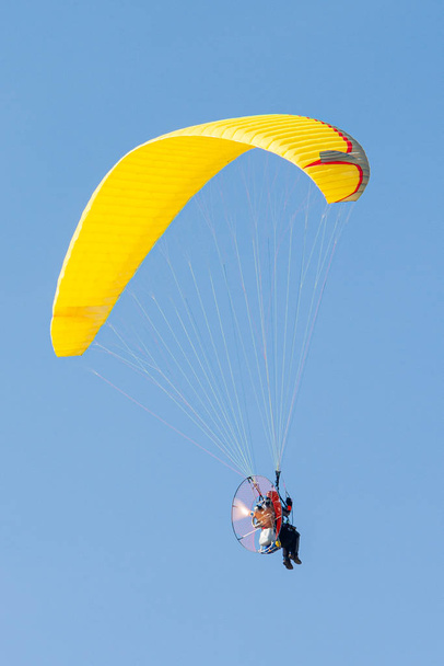 Gökyüzündeki paraglider. - Fotoğraf, Görsel