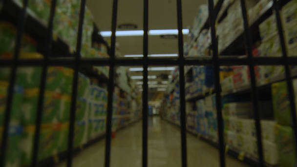 Subjectieve Pov van binnenuit kar als het beweegt door een supermarkt gangpad - Video