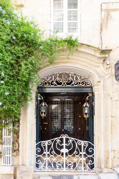 kaunis oviaukko koristeet pieni portti ja kukkia
 - Valokuva, kuva