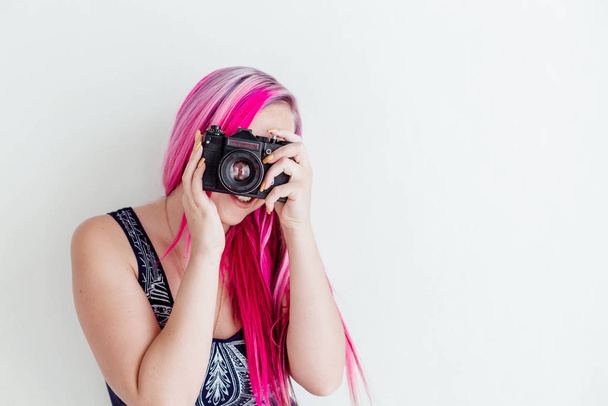φωτογράφος κοπέλα με ροζ μαλλιά σε μια φωτογράφηση με μια φωτογραφική μηχανή 1 - Φωτογραφία, εικόνα