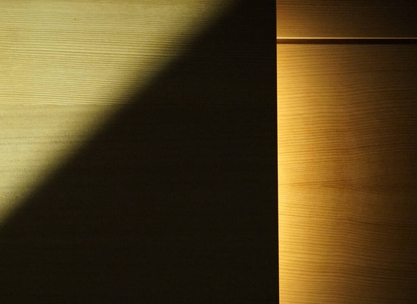 Regla de los tercios concepto simple, pared de madera, luces y sombras
 - Foto, Imagen