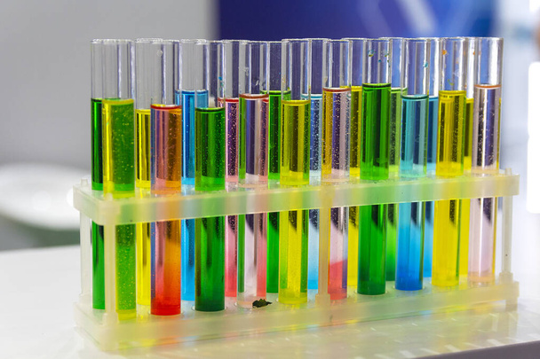 Verrerie de laboratoire avec des solutions de différentes couleurs sur la table. Sciences
 - Photo, image