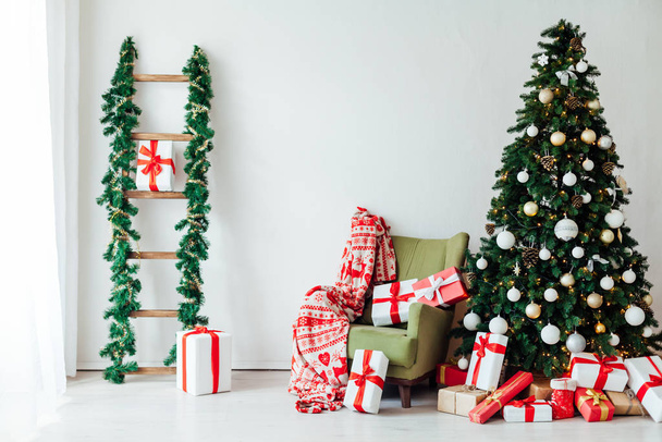 украшение дома новогодней елкой с подарками новогоднего праздника зимой
 - Фото, изображение