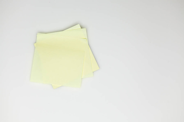 Adesivos de papel sobre fundo branco
 - Foto, Imagem