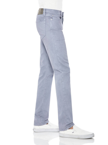 lässige blaue Jeans gepaart mit weißem lässigen T-Shirt und weißen Loafern mit weißem Hintergrund, einfache formale Hose für Herren gepaart mit schwarzen lässigen Turnschuhen und weißem Hintergrund - Foto, Bild