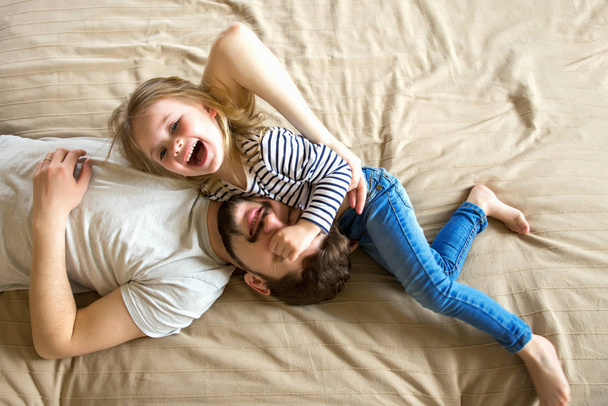 Father and daughter play together at home.�� - Фото, зображення