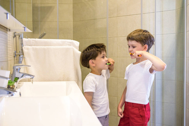 2人の兄弟が浴室で私の歯を磨く。新しい一日の始まり - 写真・画像