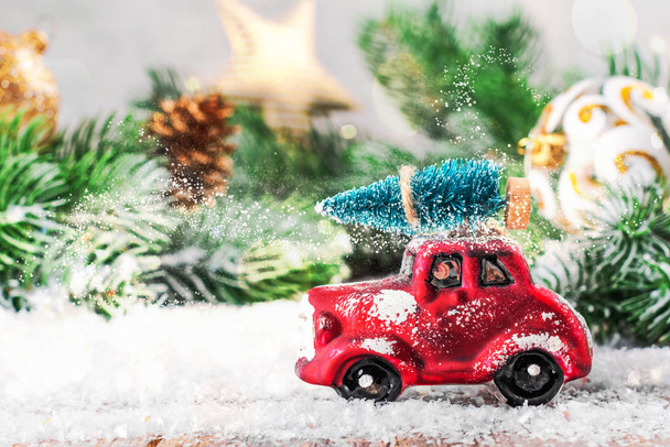 Abete di Natale su un'auto giocattolo
 - Foto, immagini