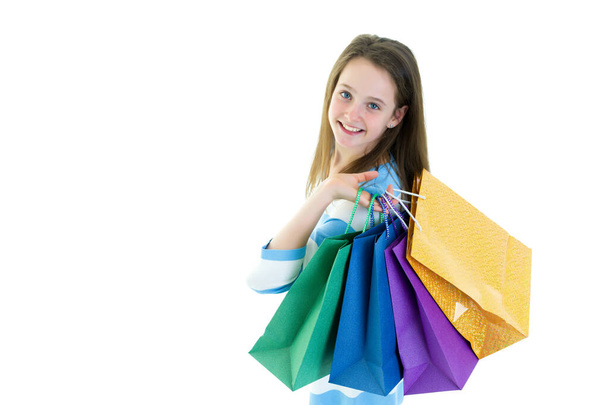 Adolescente menina compras em uma loja com grandes sacos de papel
. - Foto, Imagem