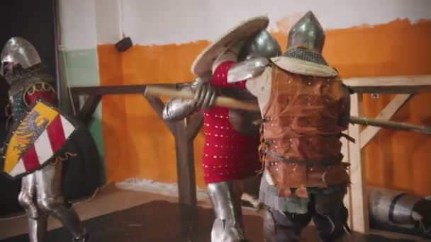 Quattro cavalieri uomini che fanno a botte in palestra
 - Filmati, video