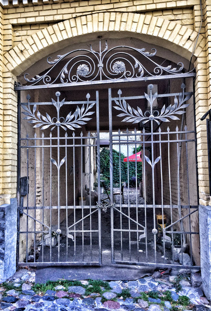 portões forjados no arco na descida de Andreevsky
 - Foto, Imagem