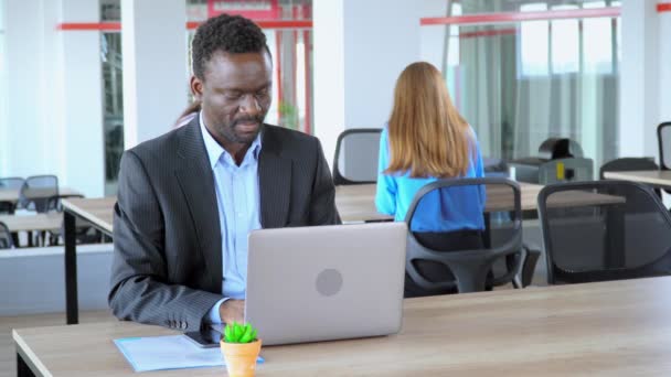 Afrikanische amerikanische Manager erzählen großartige Neuigkeiten arbeitet im Großraumbüro Arbeiter in Start-up-Unternehmen - Filmmaterial, Video