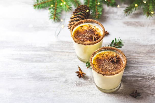 Eggnog with cinnamon and nutmeg for Christmas and winter holiday - Foto, afbeelding
