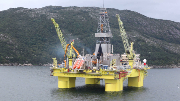 Gaivotas sobrevoam plataforma de perfuração no golfo de Stavanger
 - Filmagem, Vídeo