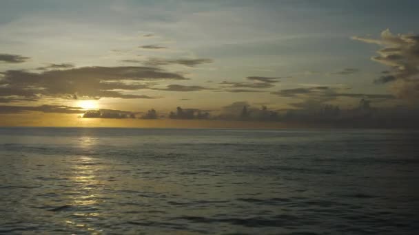 Volando sobre el océano al atardecer en Grand Turk en el Caribe
 - Imágenes, Vídeo