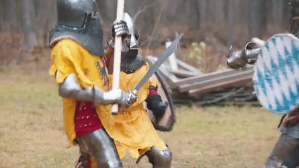 Чотири чоловіки лицарі мають тренувальний бій на відкритому повітрі
 - Кадри, відео